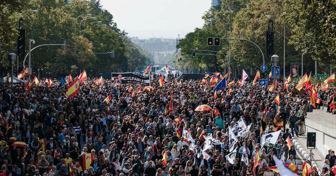 miles-de-personas-marchan-en-espana-pidiendo-la-renuncia-del-presidente,-pedro-sanchez
