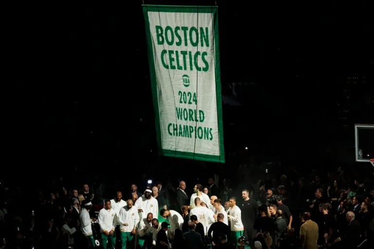 los-celtics-reciben-sus-anillos-de-campeones-y-suben-al-techo-del-td-garden-el-cartel-del-titulo