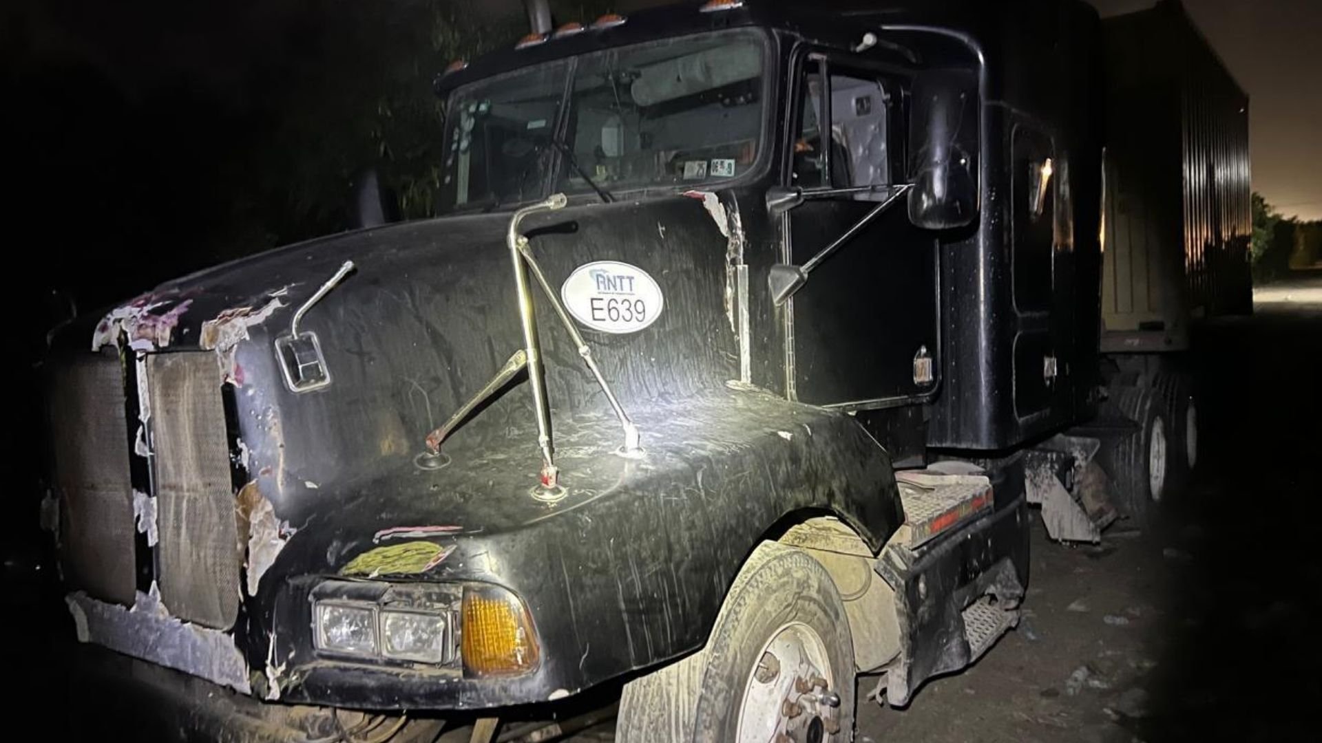video:-chofer-deja-abandonado-camion-con-67-paquetes-de-cocaina