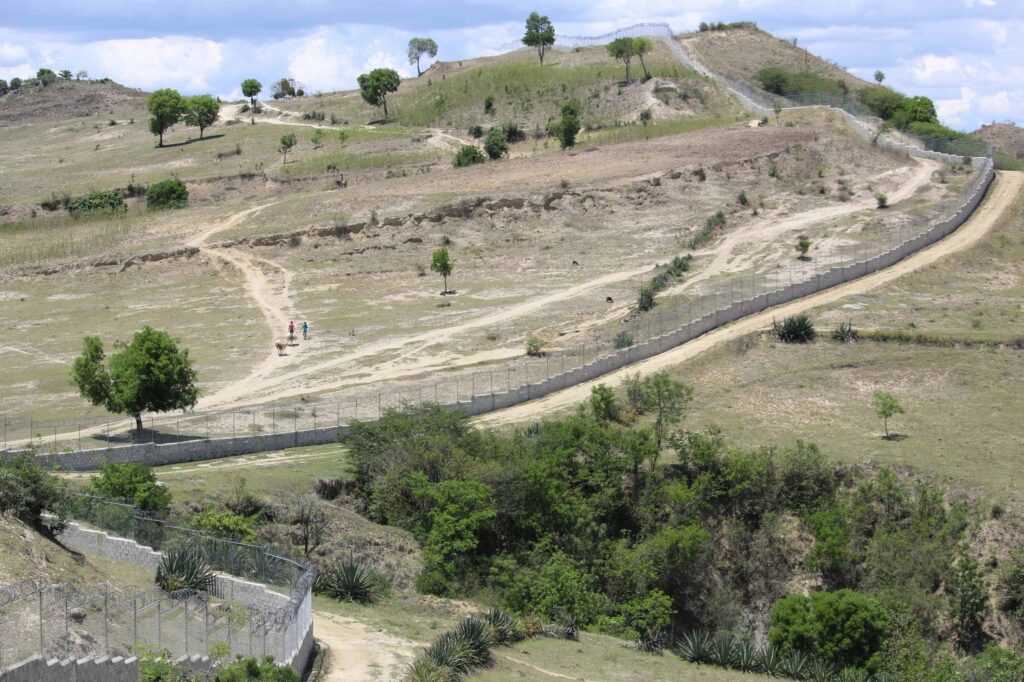 primera-etapa-de-la-construccion-de-la-verja-perimetral-estara-lista-en-noviembre,-segun-ministro-de-defensa