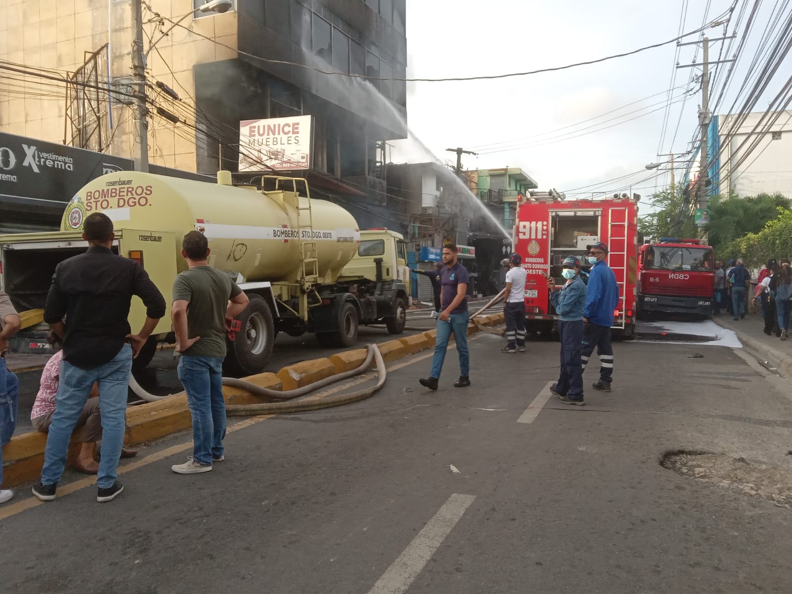 911-brinda-asistencia-ante-incendio-en-comercio-en-zona-industrial-de-herrera