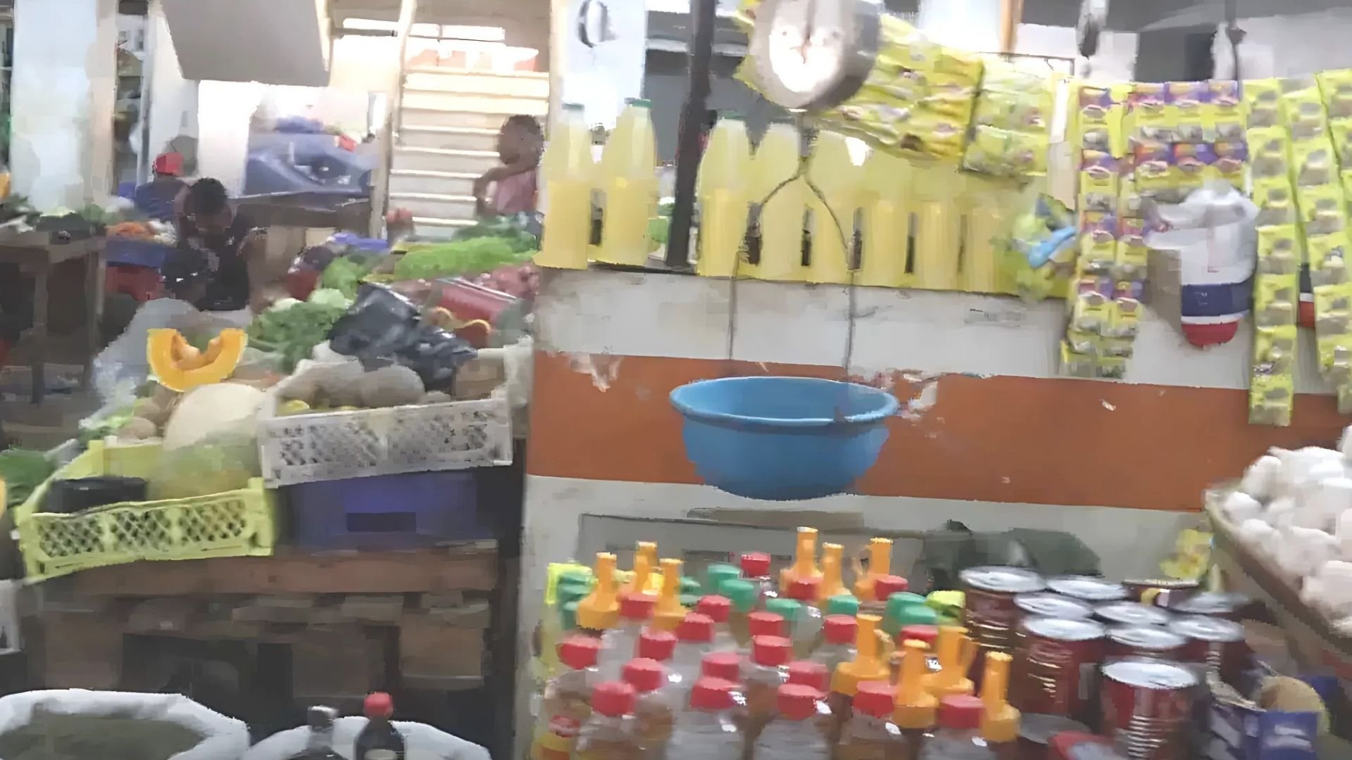comerciantes-del-mercado-publico-de-azua-se-quejan-de-los-«buscones»