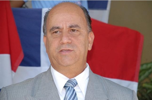 luis-de-leon-tira-la-toalla;-renuncia-a-su-candidatura-para-la-secretaria-general-del-pld