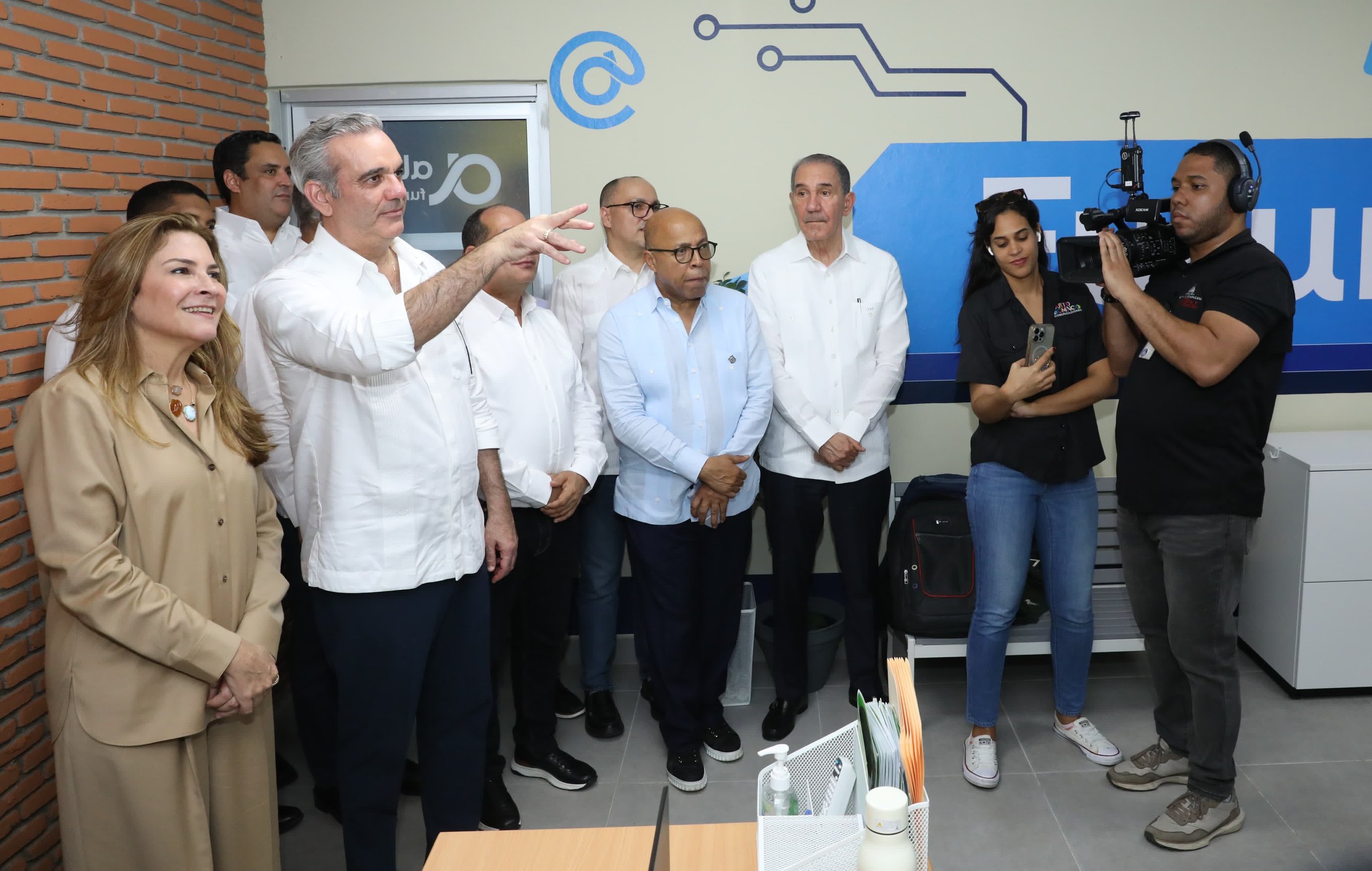 presidente-abinader-deja-inaugurado-centro-futuro-en-cristo-rey