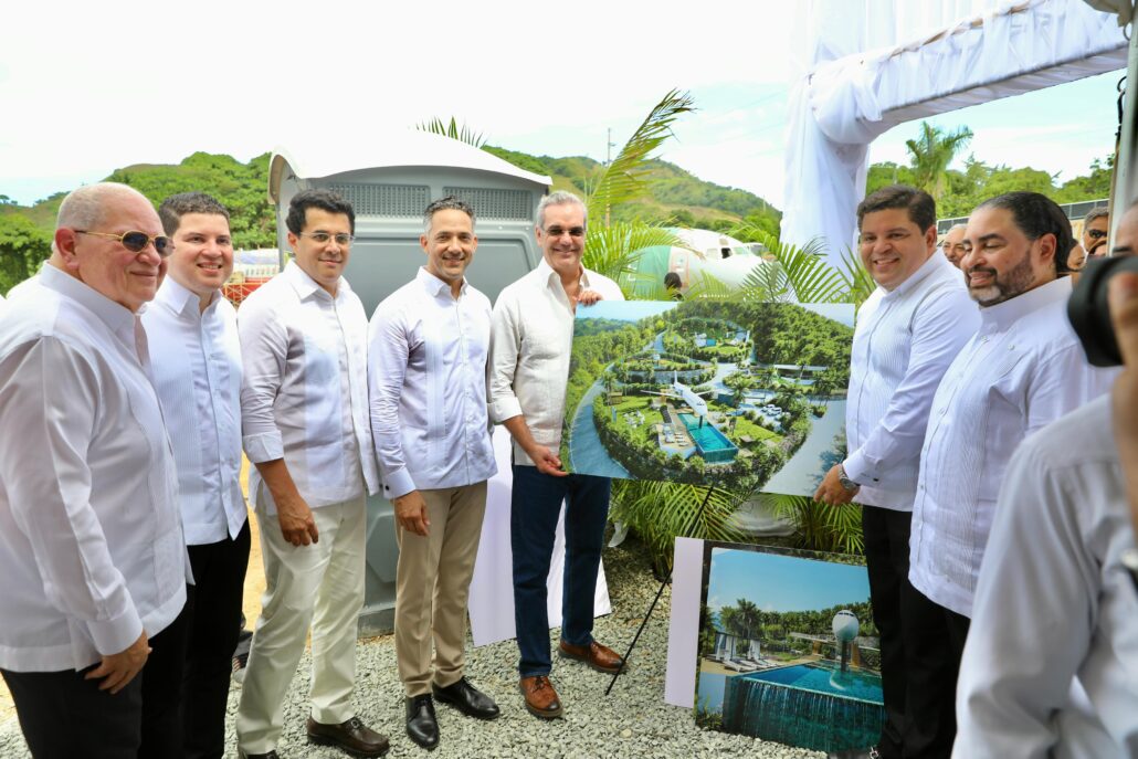 abinader-inaugura-liceo,-carretera,-asi-como-un-muelle-turistico-y-pesquero-en-miches