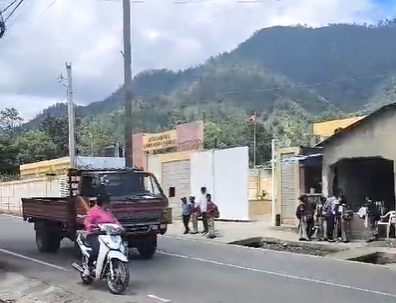 #video:-estudiantes-de-escuela-de-constanza-ponen-en-riesgo-sus-vidas-al-cruzar-peligrosa-calle