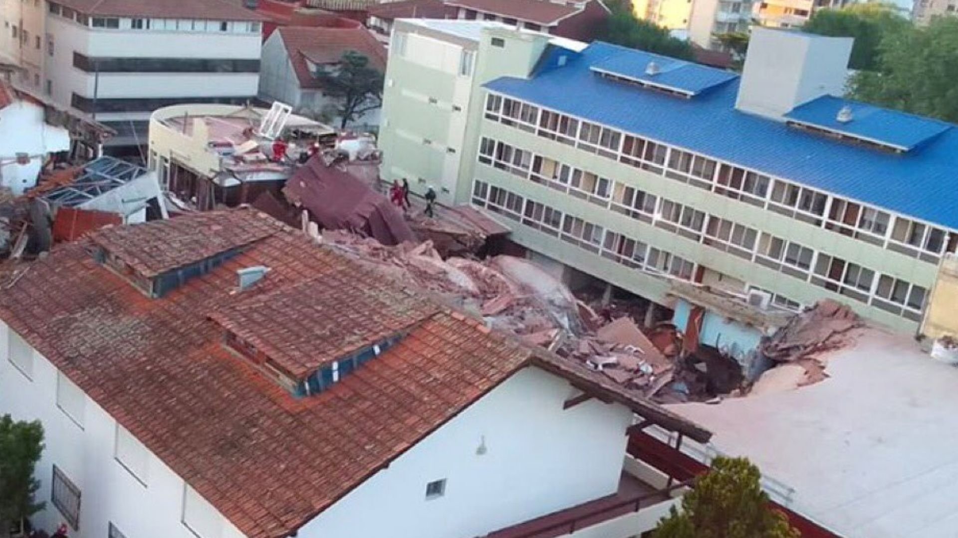video:-se-desploma-un-edificio-de-10-pisos-en-argentina;-buscan-personas-atrapadas