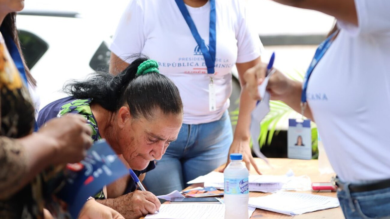 entregan-1,500-tarjetas-de-bono-luz-en-samana;-la-misma-cantidad-recibira-el-subsidio-alimentate