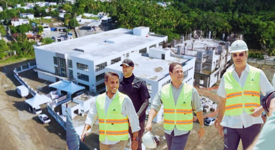 abinader-y-ministro-bonilla-supervisan-avances-en-construccion-de-la-uasd-en-cotui