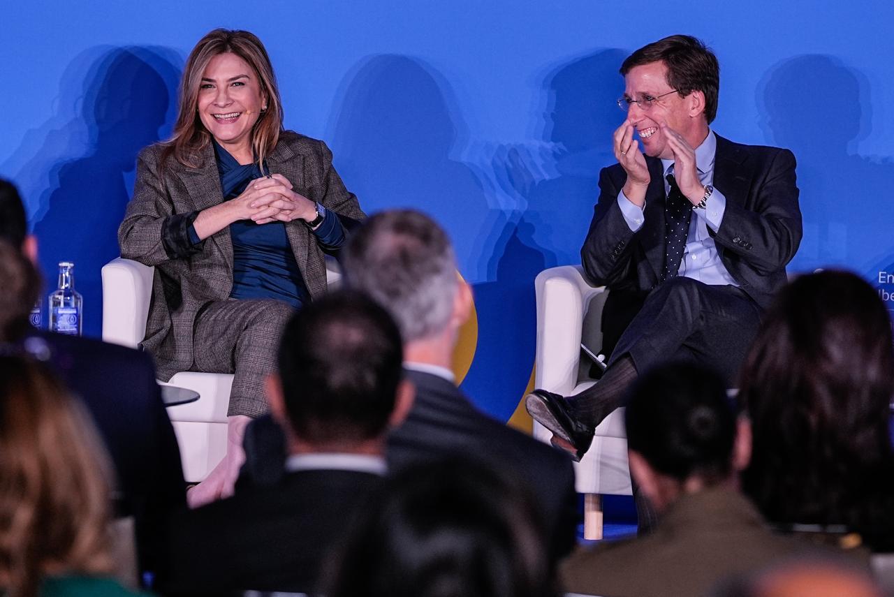 reconocen-a-carolina-mejia-en-madrid-por-su-modelo-de-alianza-publico-privada-comunitaria