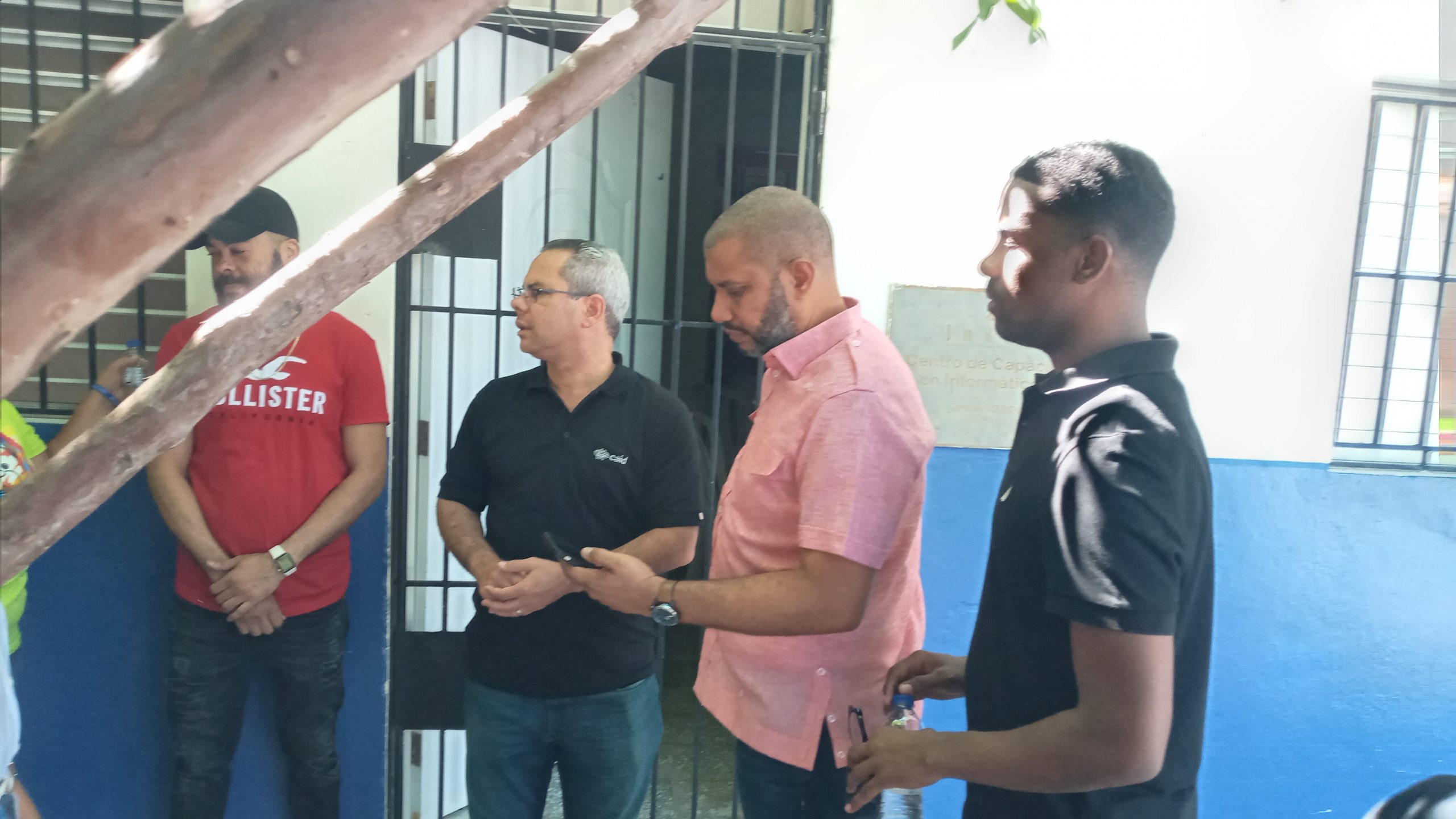 diputado-juan-bolivar-cuevas-davis-acompana-comision-que-realiza-levantamiento-para-la-instalacion-de-un-caid-en-neiba
