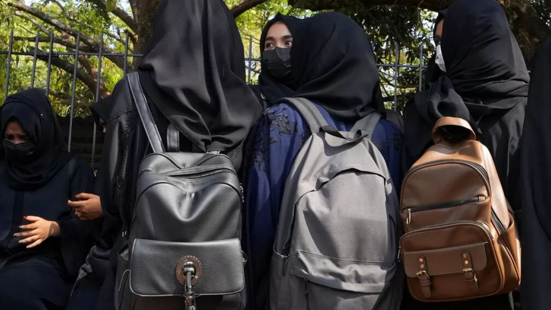 una-estudiante-irani-se-quita-la-ropa-en-la-universidad-tras-ser-agredida-por-no-llevar-hiyab