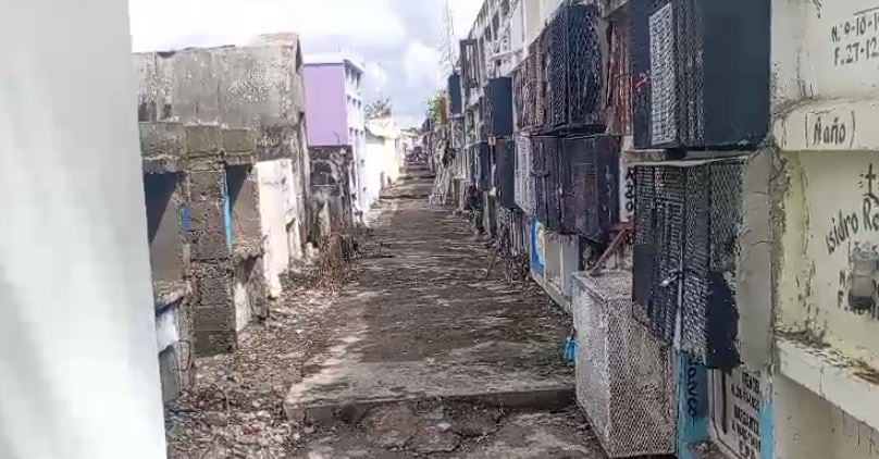 familiares-visitan-cementerio-por-el-dia-de-fieles-difuntos
