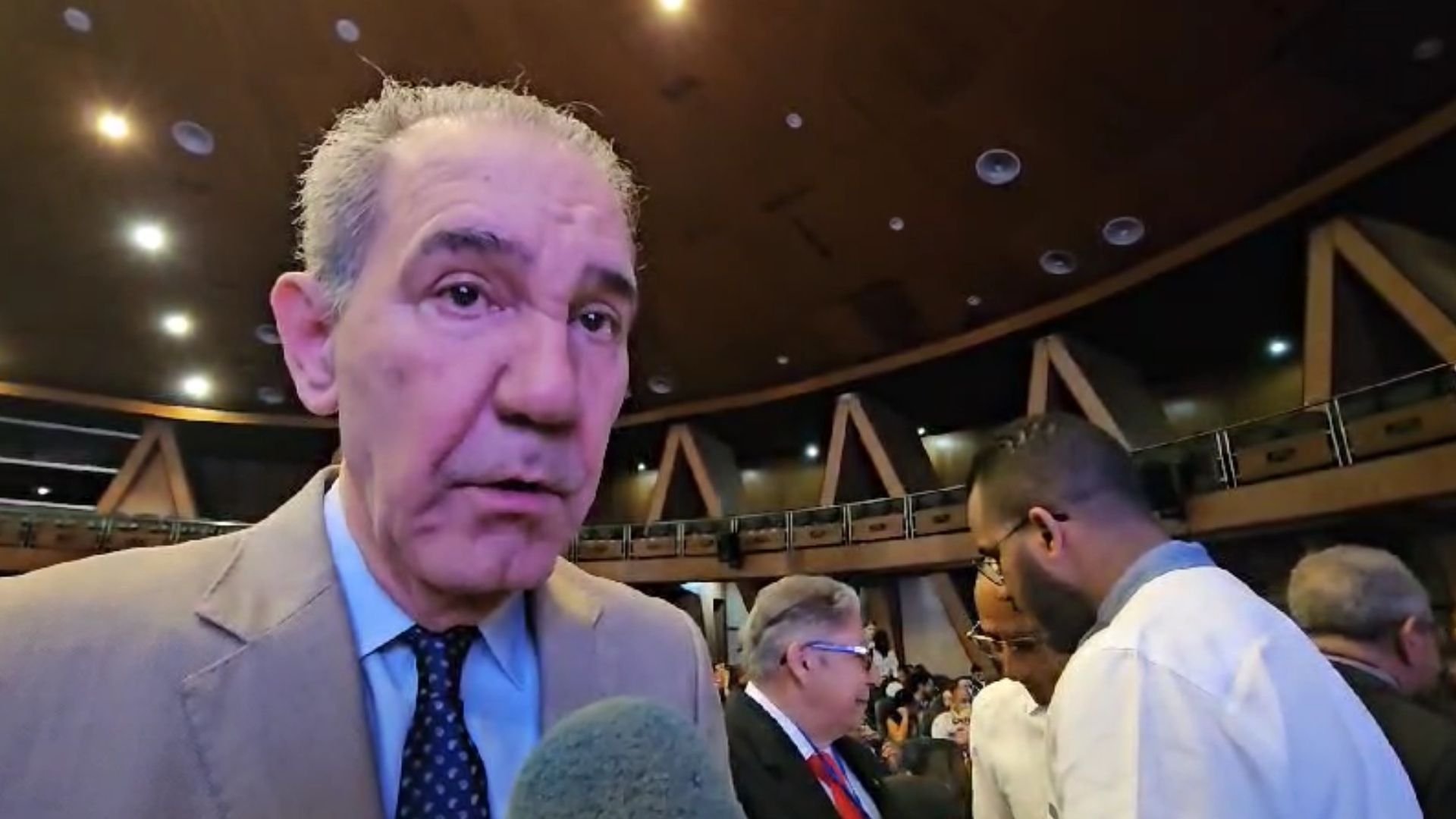 video:-ministro-del-mescyt-defiende-que-empleados-presenten-facturas-del-pago-de-servicios