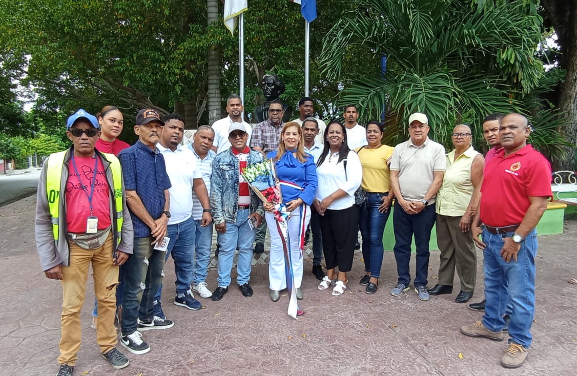 alcaldia-de-los-rios-conmemora-el-180-aniversario-de-la-constitucion-con-ofrenda-floral-a-busto-de-juan-pablo-duarte