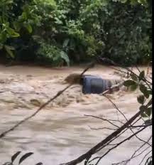 vehiculo-es-arrastrado-por-el-rio-gualete-en-villa-isabela-tras-conductor-intentar-cruzar