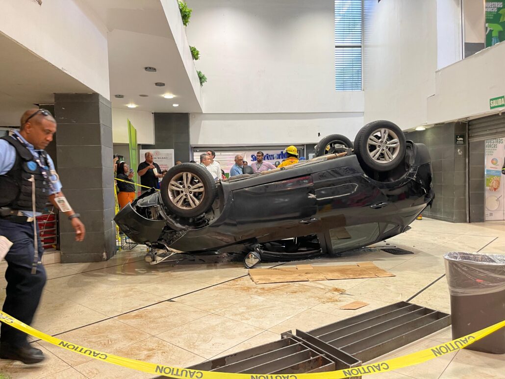 trasladan-a-un-centro-medico-a-herido-en-supermercado-donde-cayo-vehiculo