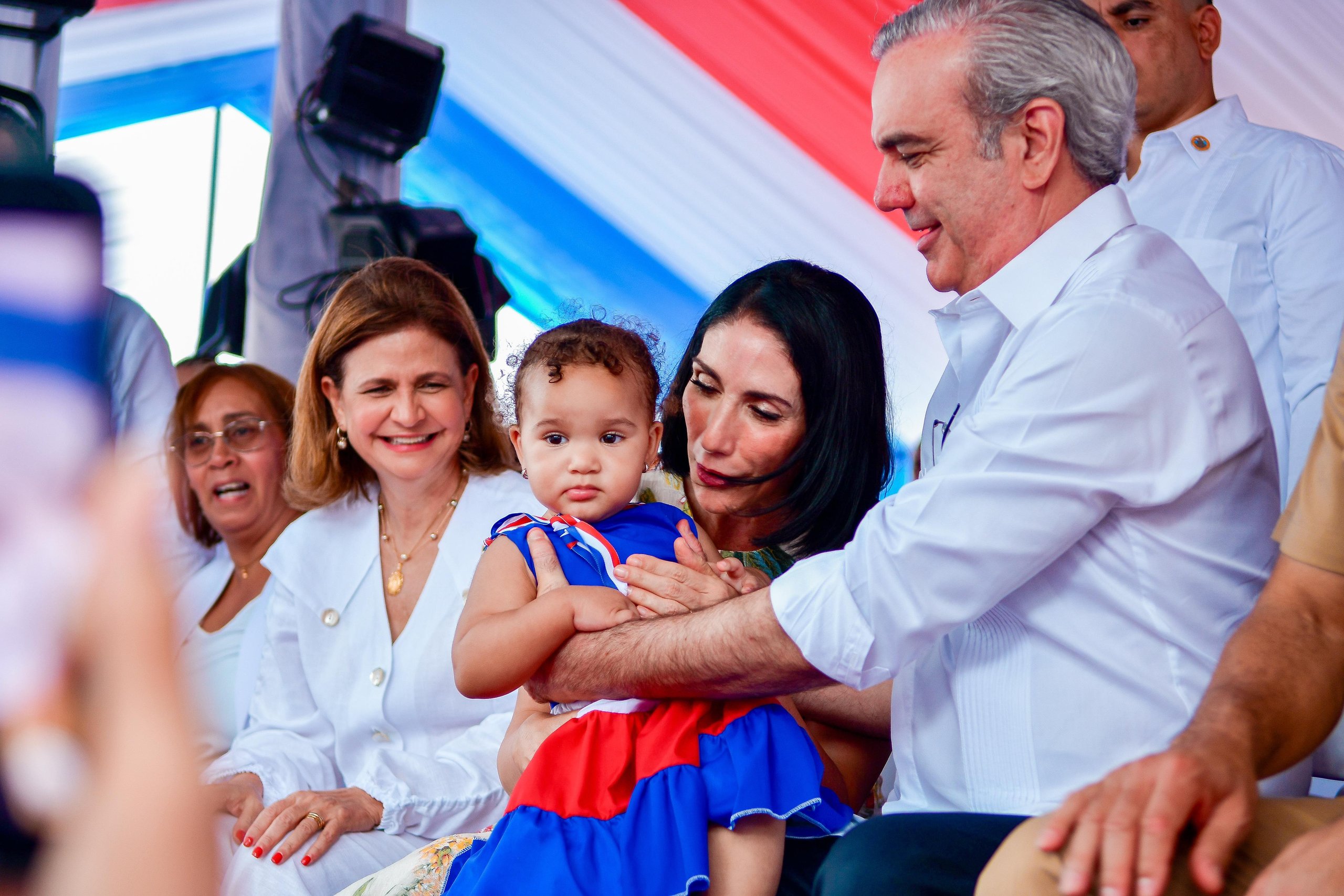 En el 180 aniversario de la Constitución Efemérides Patrias dice es ...