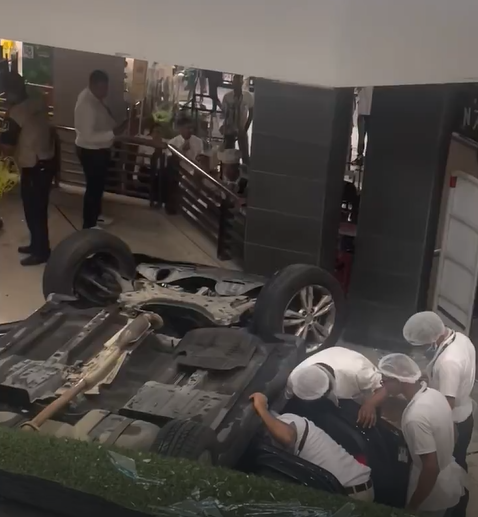 vehiculo-cae-desde-segundo-piso-de-parqueo-de-supermercado