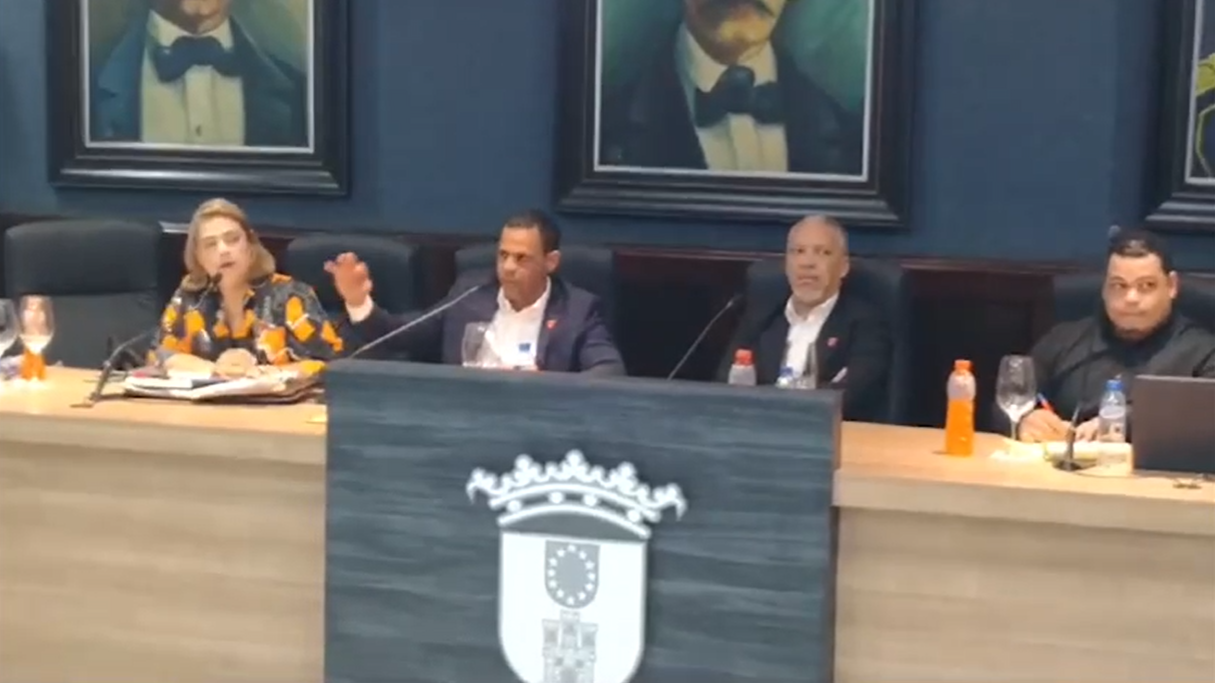 boicotean-juramentacion-de-amparo-custodio-como-alcaldesa-y-amado-gomez-como-vicealcalde-de-la-vega