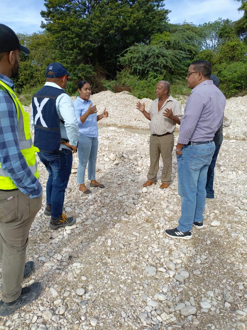 gobernadora-por-bahoruco-supervisa-trabajos-de-construccion-de-muro-de-gaviones-sobre-el-rio-“el-manguito”