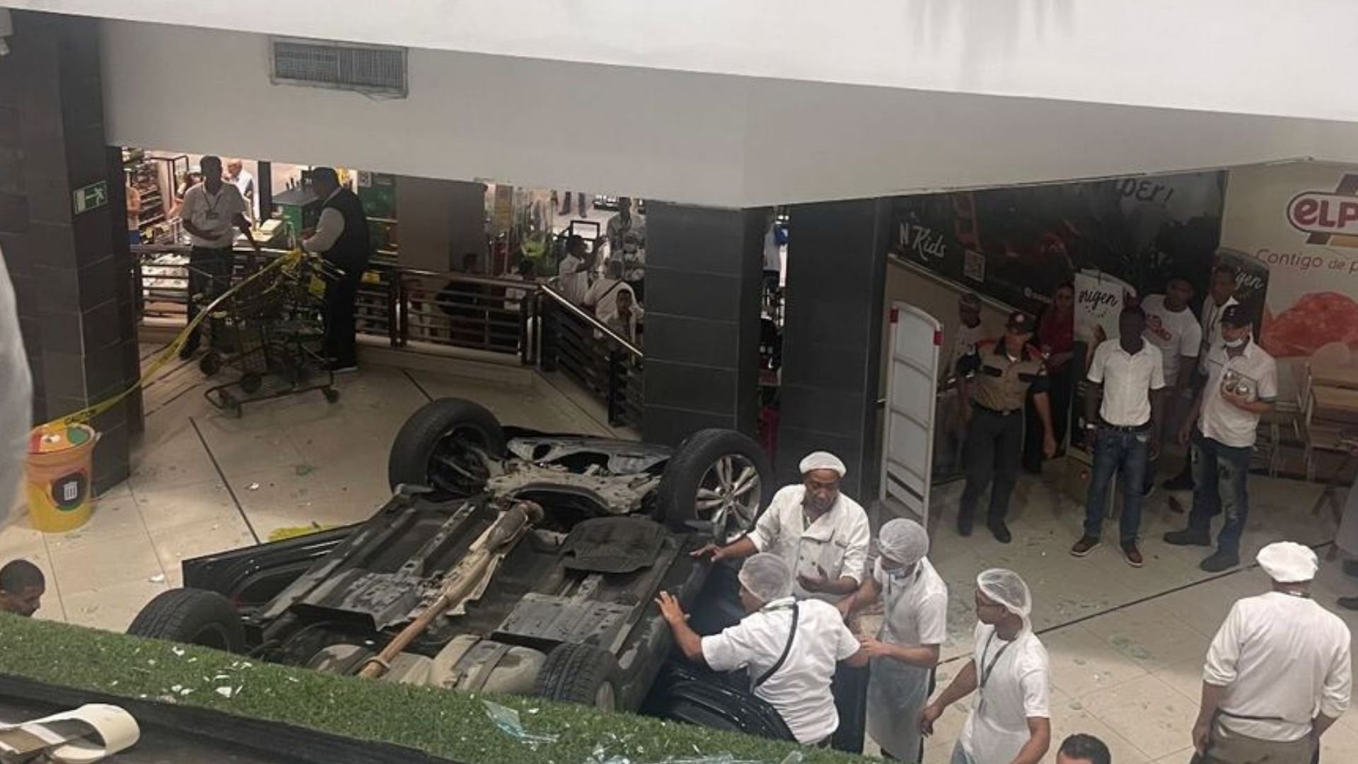 supermercado-emite-comunicado-tras-caida-de-vehiculo;-dice-hay-cuatro-lesionados