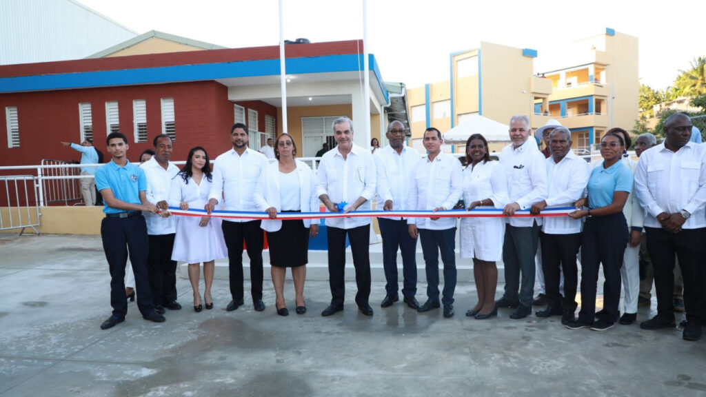presidente-abinader-inaugura-un-liceo-experimental,-salon-multiusos-de-la-uasd-y-un-caipi