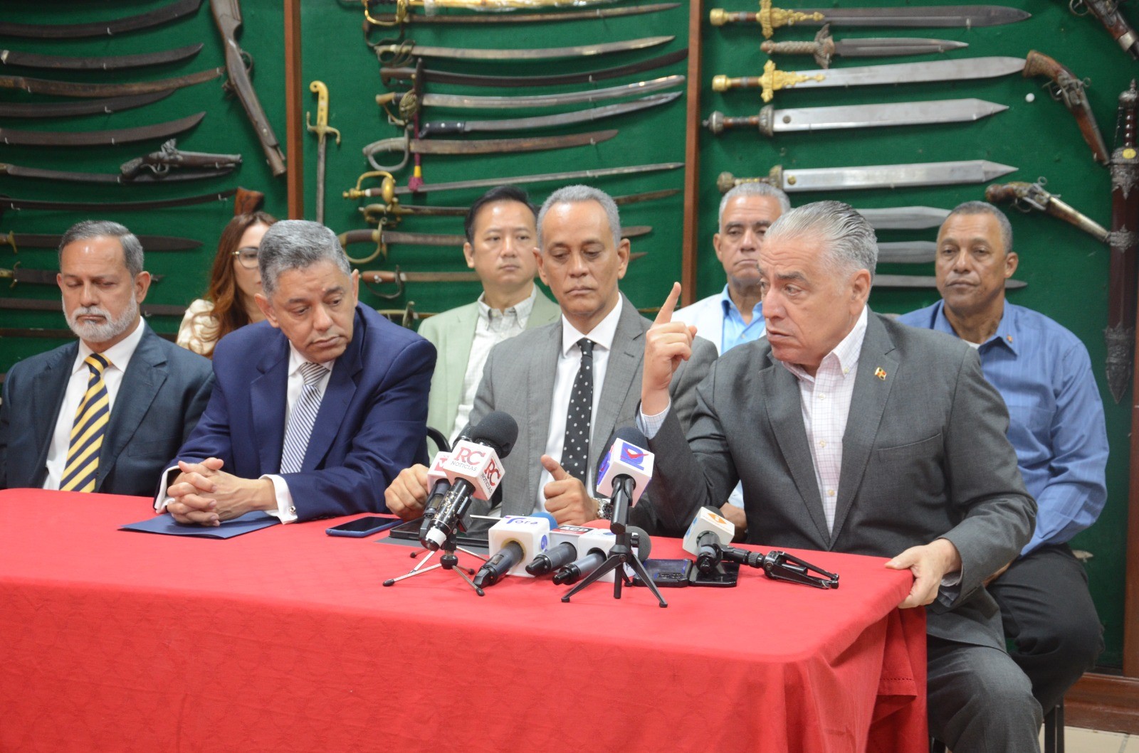 dirigentes-politicos-y-sociedad-civil-insisten-canciller-violo-constitucion-en-acuerdo-maritimo-con-paoses-bajos