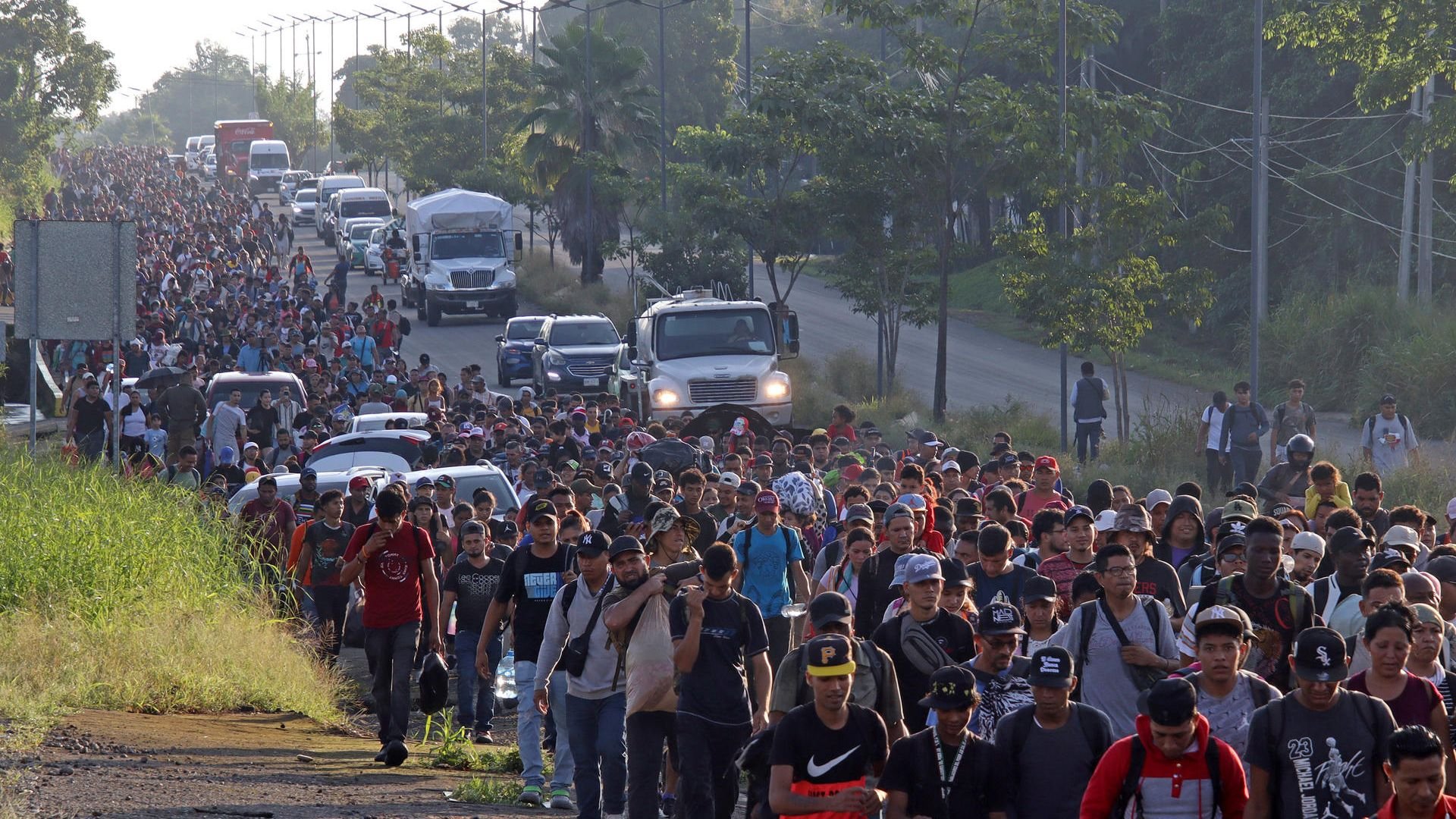 migrantes-parten-en-caravana-desde-chiapas,-mexico-en-busca-del-sueno-americano