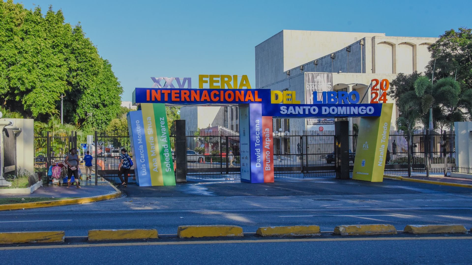 mas-de-700-parqueos-gratuitos-disponibles-para-visitantes-en-la-feria-del-libro-2024