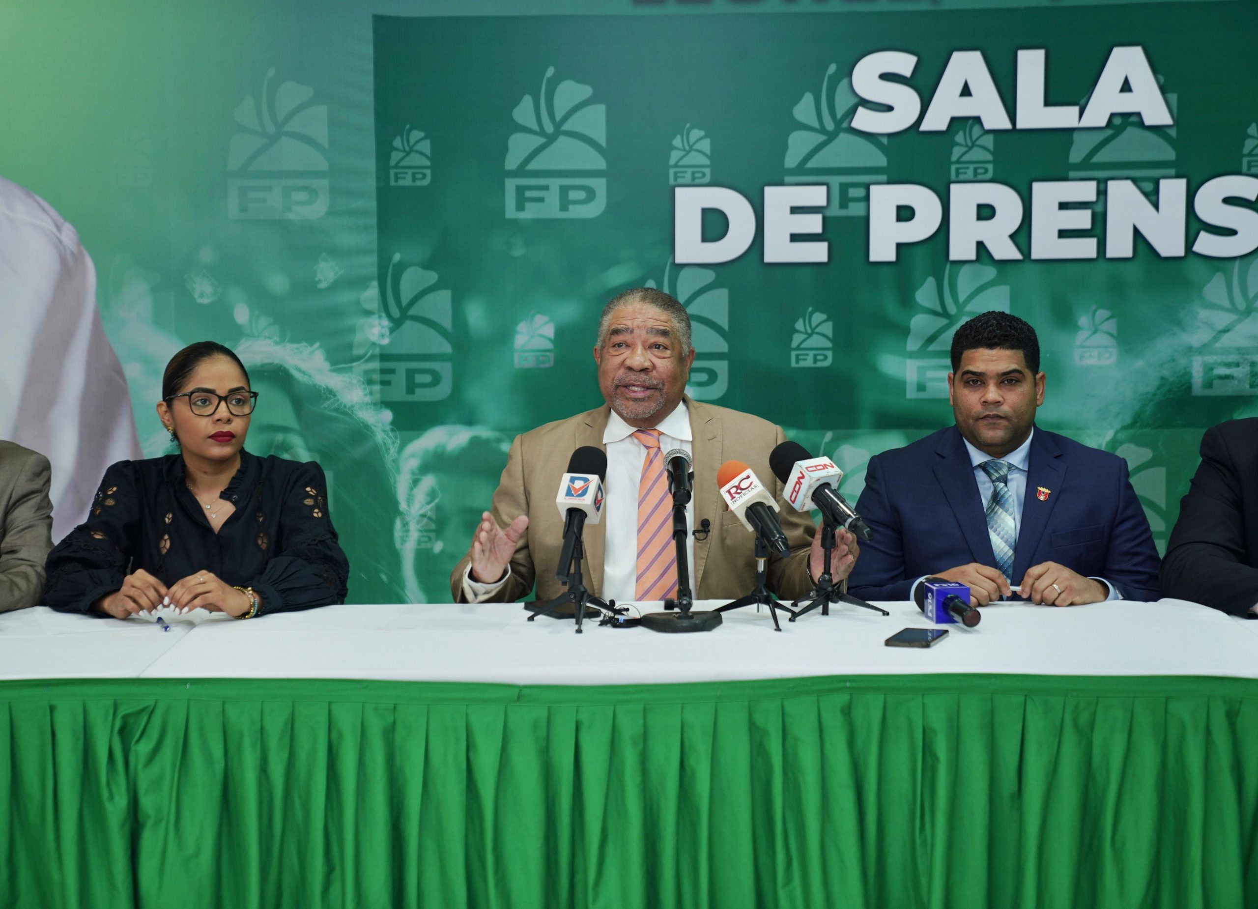 “si-firman-un-cheque-van-a-caer-preso”;-fp-rechaza-designacion-de-amparo-custodio-en-alcaldia-de-la-vega