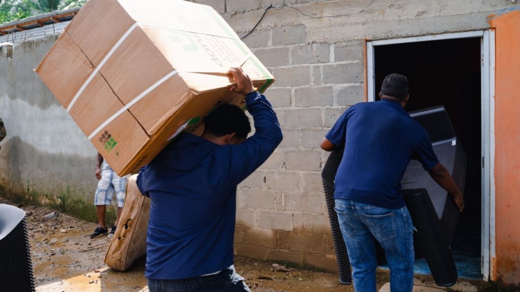 gobierno-entrega-enseres-a-familias-afectadas-por-inundaciones-en-provincias-de-la-linea