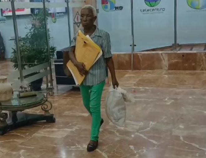 mujer-denuncia-recibe-amenazas-para-salir-de-su-vivienda