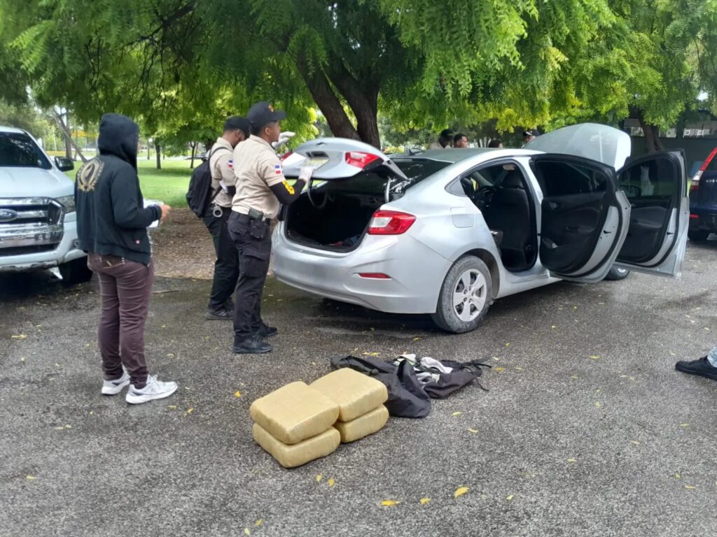 detienen-a-raso-erd-y-otro-mas-con-cuatro-paquetes-de-presunta-marihuana-en-barahona
