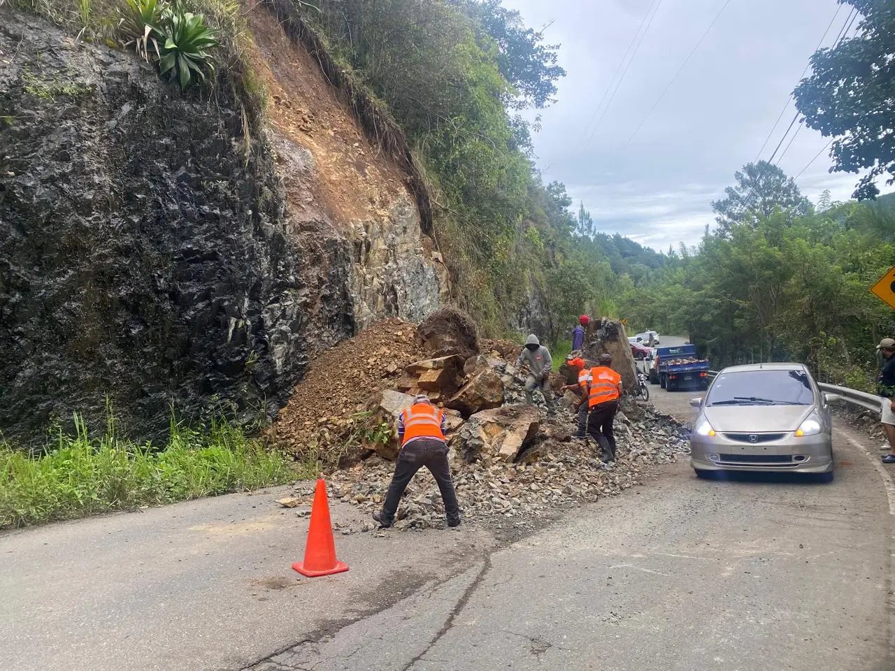obras-publicas-restablece-paso-en-carretera-jarabacoa-constanza
