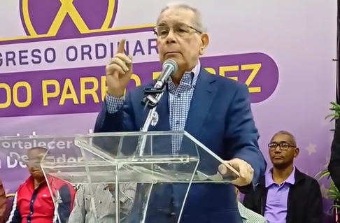 danilo-medina-dice-los-maestros-sabian-con-hidalgo-conseguirian-mas-que-una-“maldita-dadiva”-del-gobierno