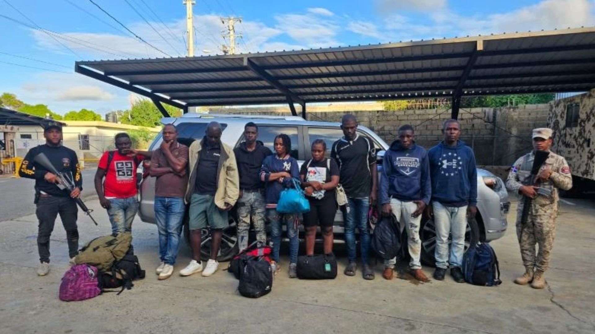 detienen-a-11-haitianos-en-estatus-migratorio-irregular-dentro-de-una-yipeta