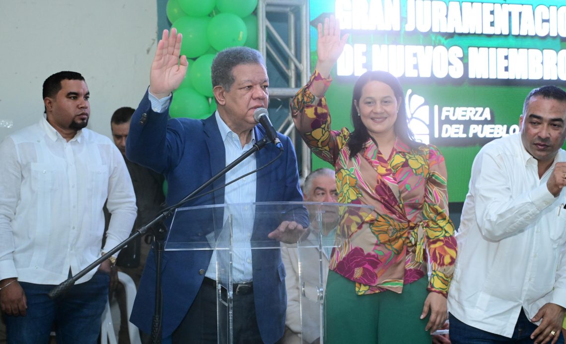 leonel-fernandez-juramenta-en-la-fp-a-excandidata-a-diputada-del-pld-de-puerto-plata