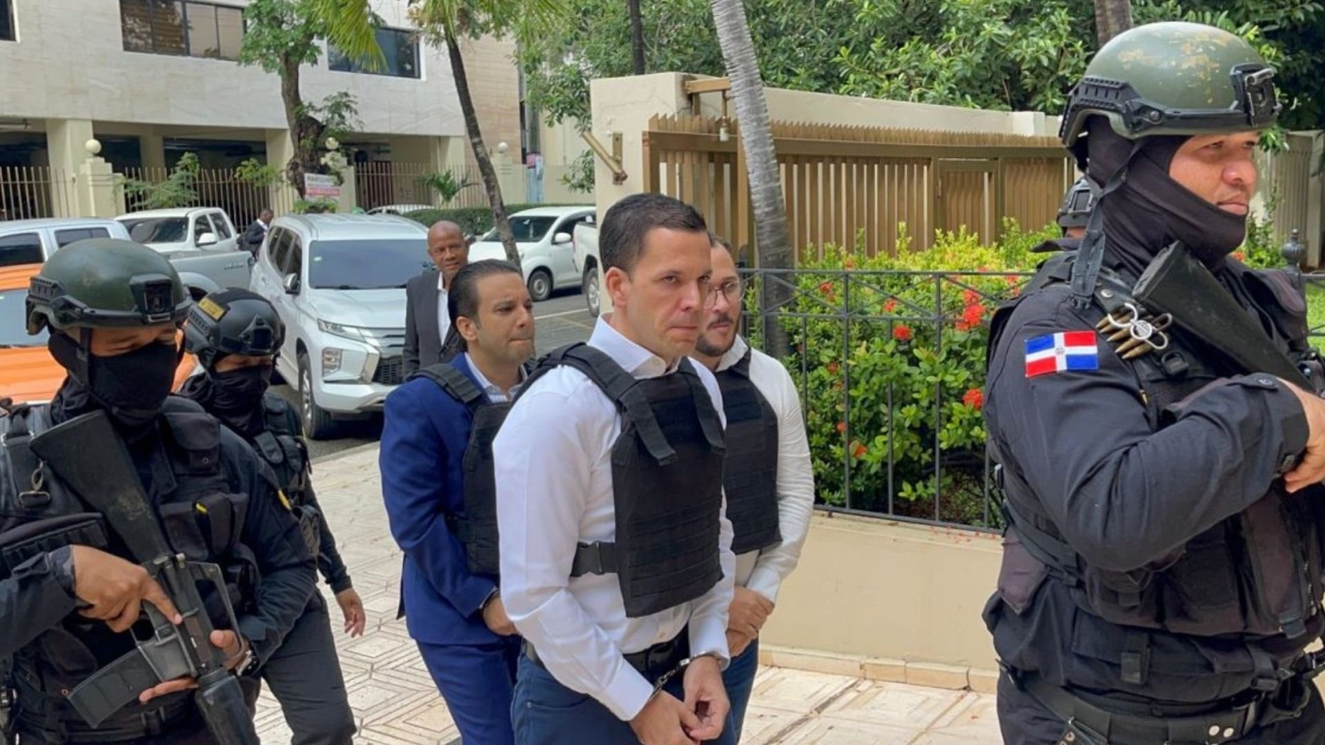 hugo-beras-y-jochi-llegan-al-palacio-de-justicia-en-busca-de-que-se-le-varie-la-prision-preventiva
