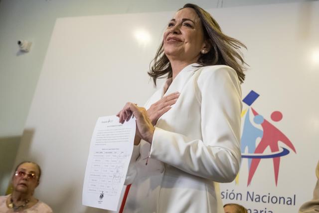machado-agradece-medalla-a-la-democracia-otorgada-por-consultores-politicos