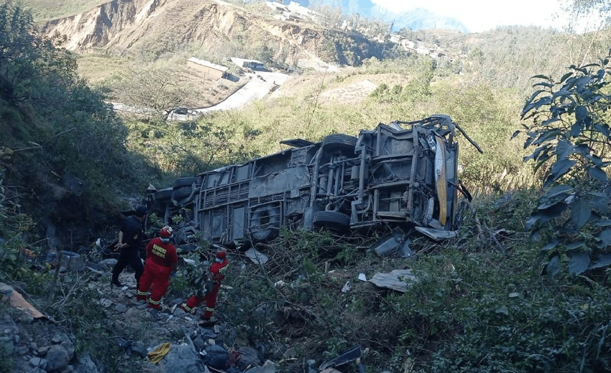 al-menos-10-fallecidos-deja-la-caida-de-una-furgoneta-de-pasajeros-en-el-sur-de-peru