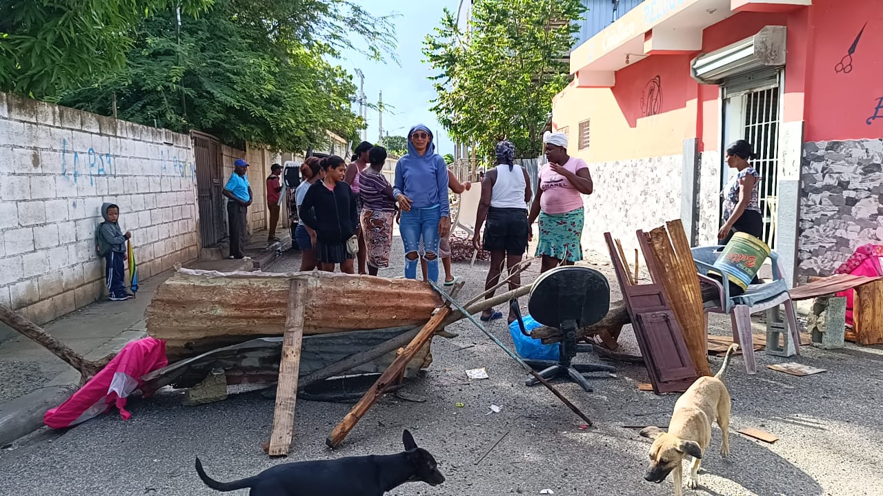protestan-por-agua-estancada-por-mas-de-9-anos-frente-a-escuela
