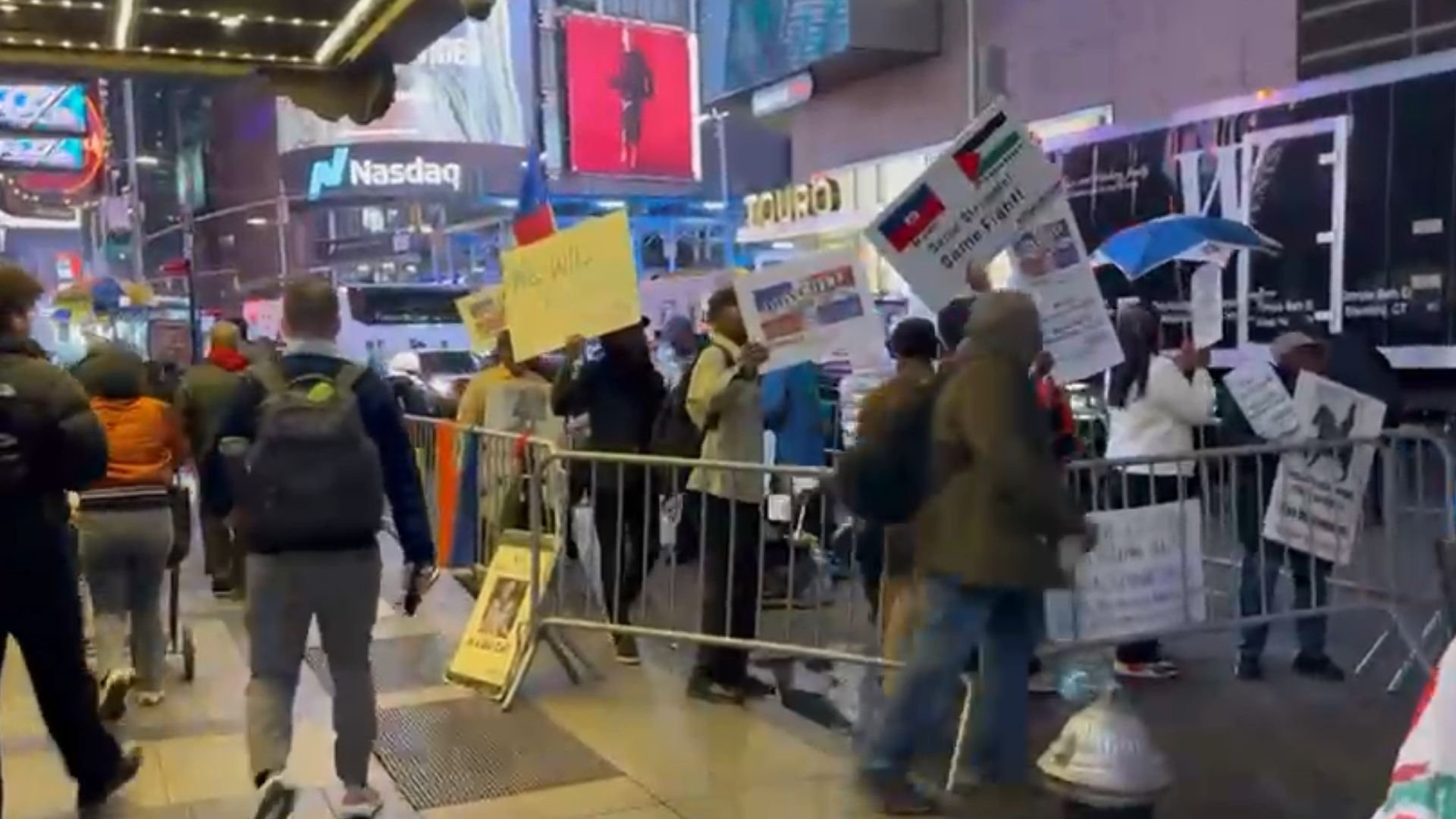 video:-haitianos-protestan-frente-a-consulado-dominicano-en-new-york