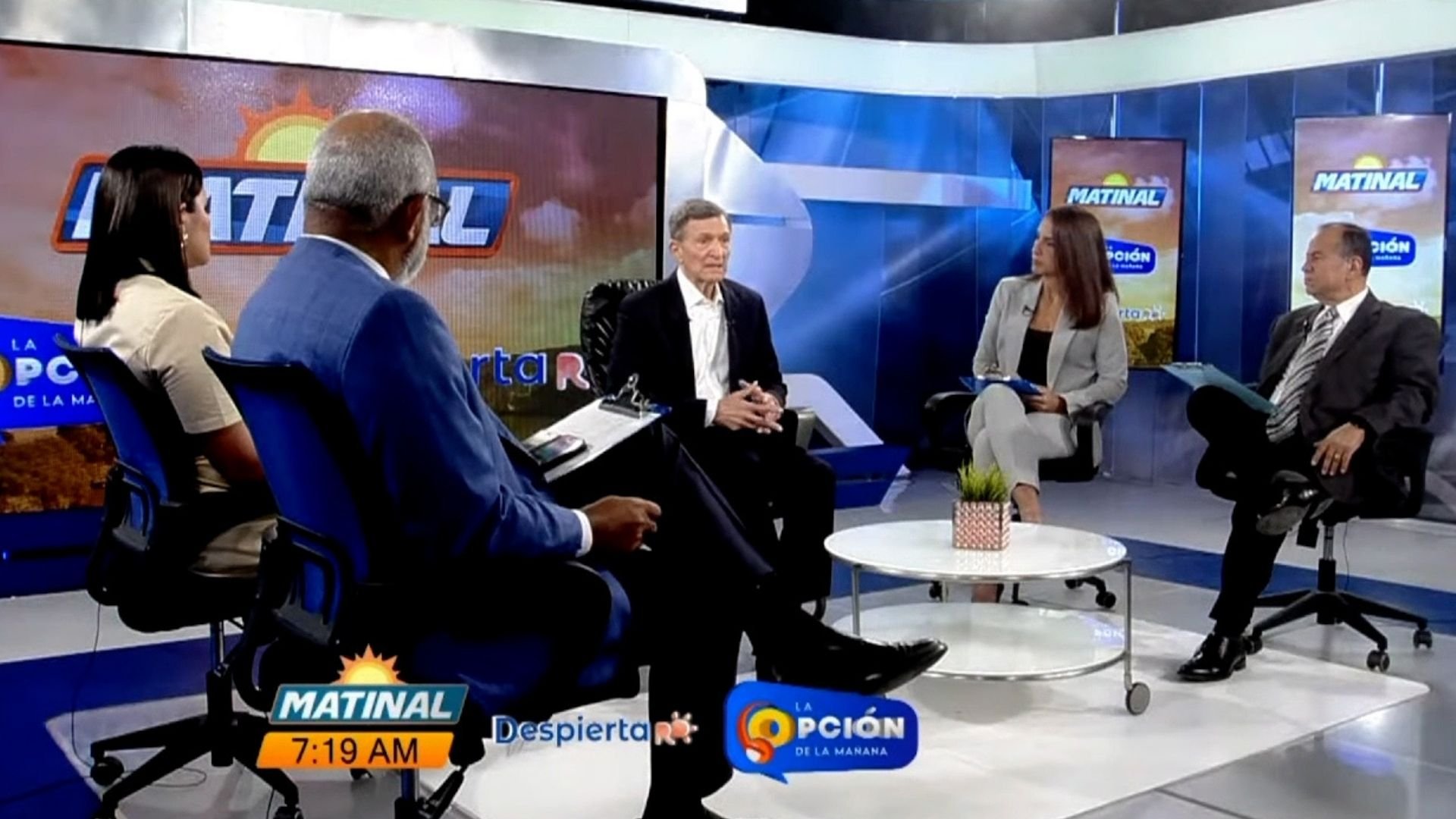 “nadie-va-ayudar-a-los-haitianos-si-ellos-no-se-ayudan”,-dice-el-canciller-roberto-alvarez