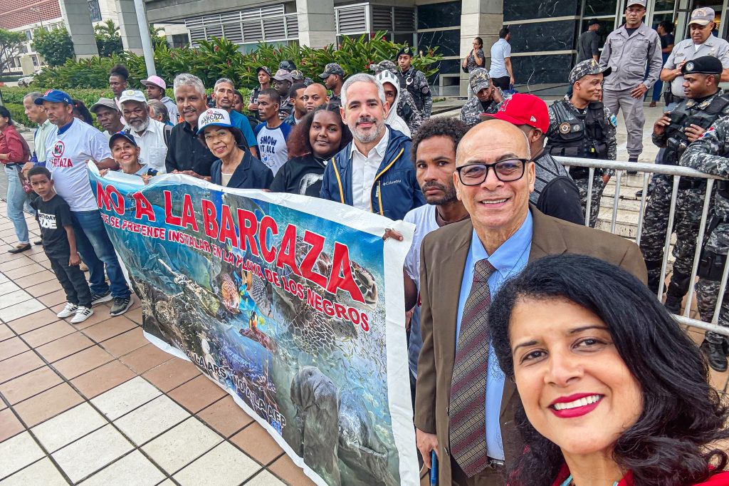 el-pld-se-une-a-protestas-contra-barcazas-instaladas-en-los-negros-de-azua-por-dano-ambiental