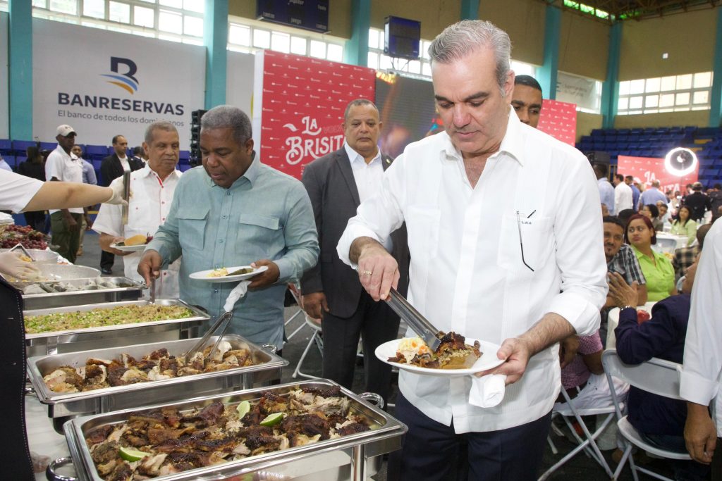 presidente-aprovecha-navidades-para-relanzar-gobierno;-comienza-temprano-a-regalar-“cuartos-y-comida”