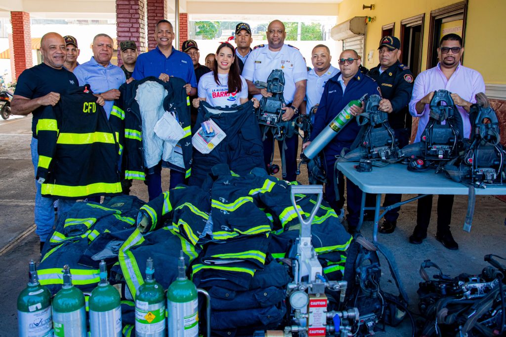 diputado-bolivar-valera-entrega-equipos-a-bomberos-santo-domingo-norte-donados-por-concejal-de-camden-city