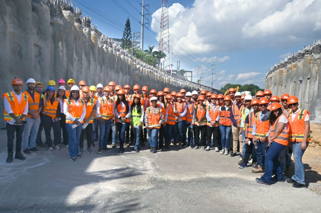estudiantes-visitan-trabajos-de-solucion-vial-entorno-a-rotonda-plaza-de-la-bandera