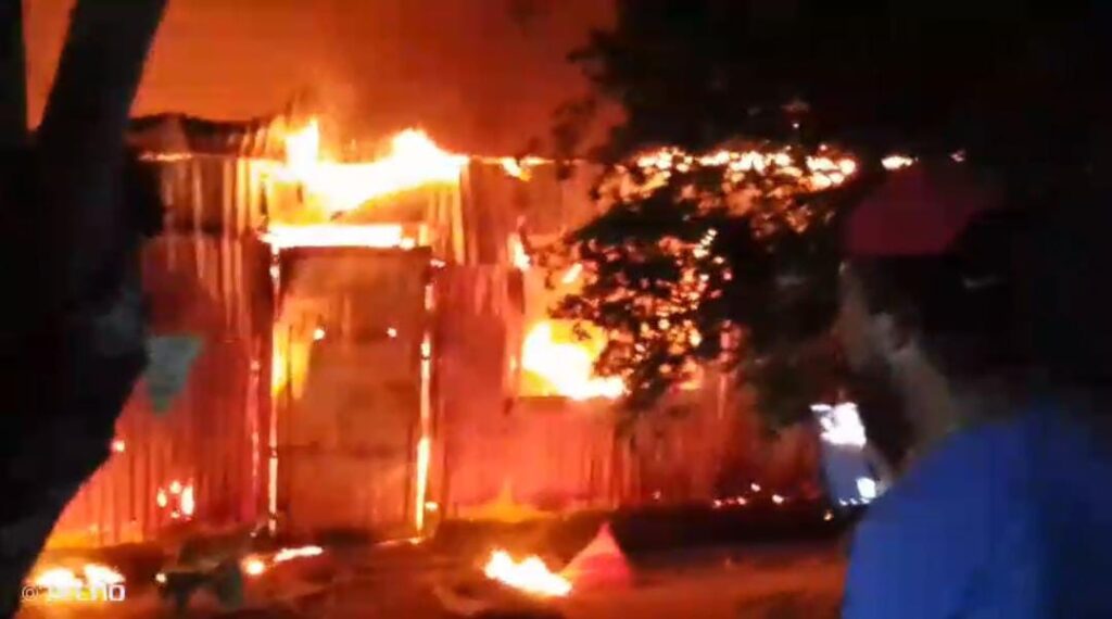 video:-voraz-incendio-consume-una-vivienda-en-el-municipio-de-miches