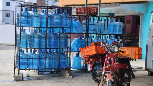 video:-comerciantes-obedecen-a-pro-consumidor-y-protegen-botellones-de-agua-del-sol
